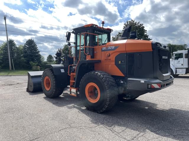 Image of  Doosan DL320-7 equipment image 2
