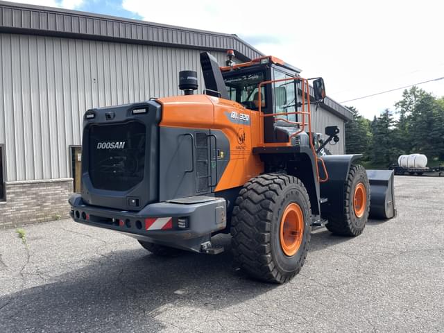 Image of  Doosan DL320-7 equipment image 3