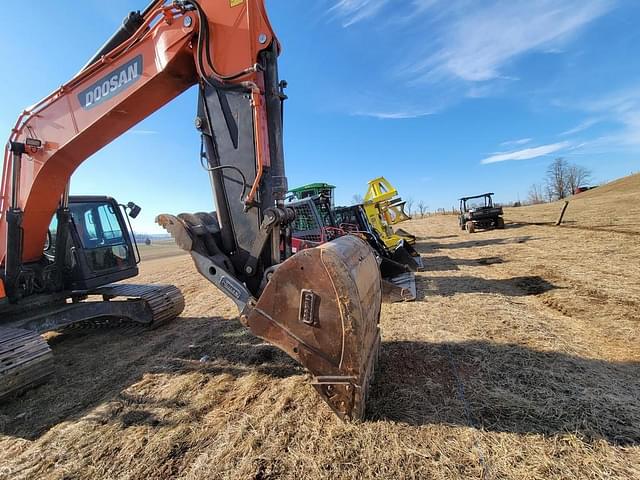 Image of  Doosan DX225LC equipment image 2