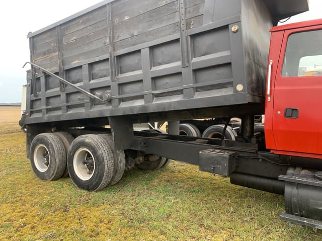 Image of Ford L8000 equipment image 4