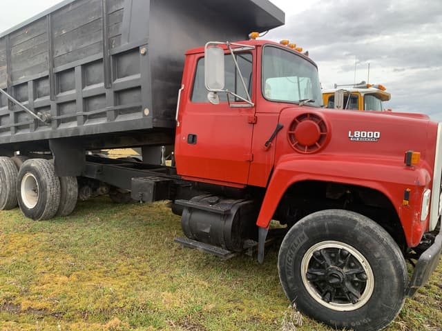 Image of Ford L8000 equipment image 3