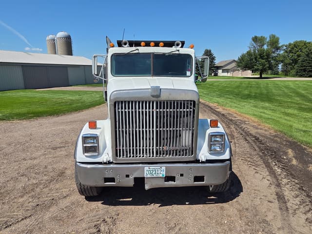 Image of International 9300 equipment image 2