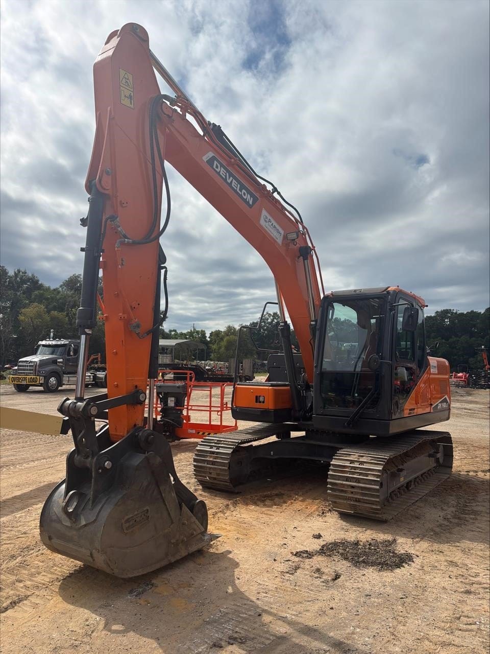 2022 Develon DX140 Equipment Image0