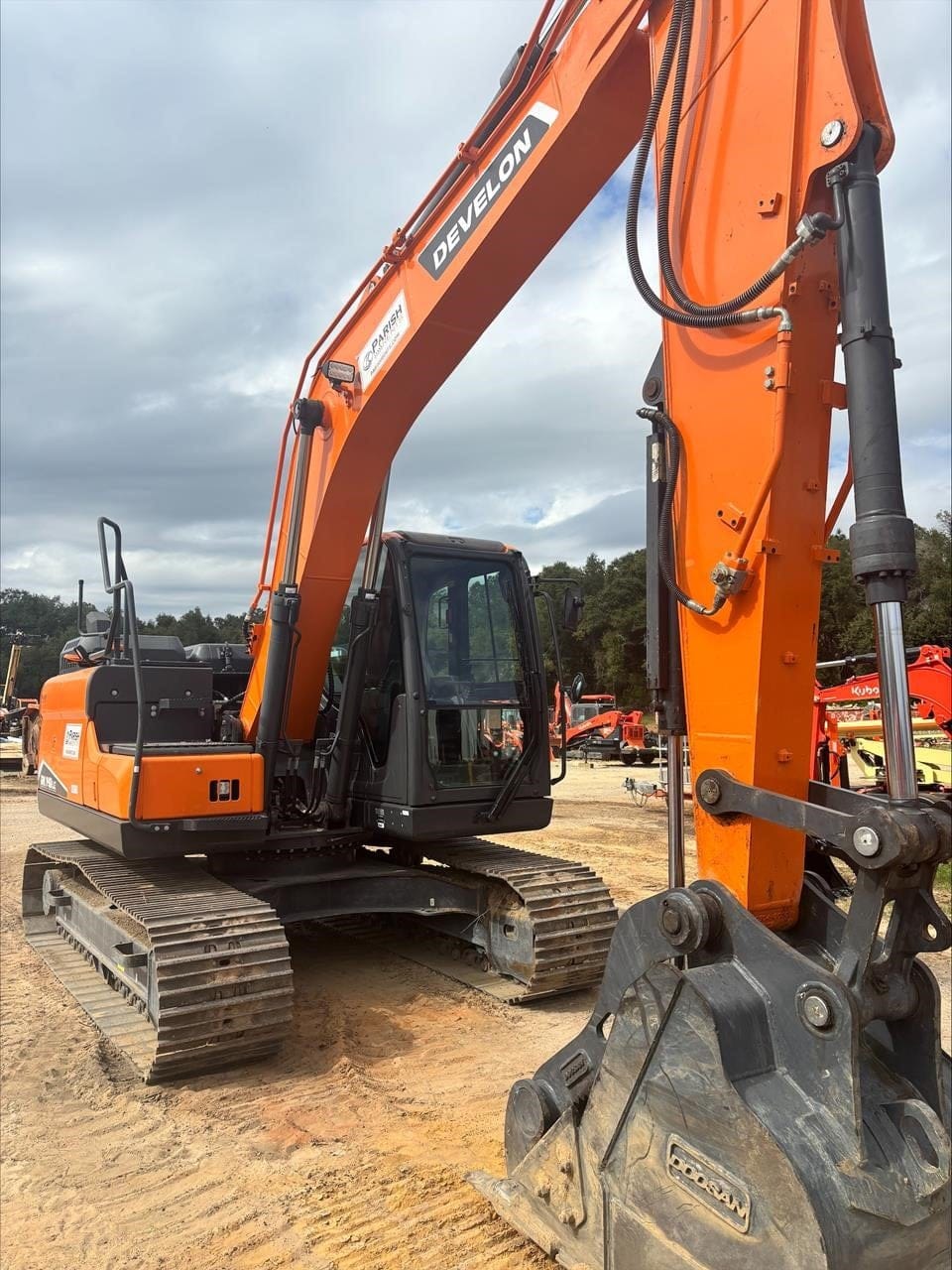 2022 Develon DX140 Equipment Image0