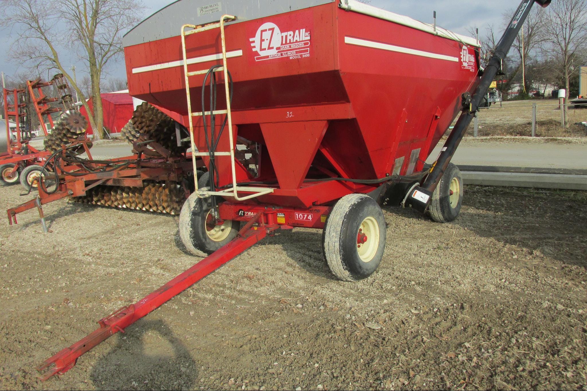 E-Z Trail 3400 Equipment Image0