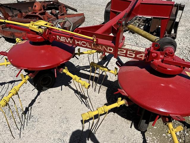 Image of New Holland 254 equipment image 2