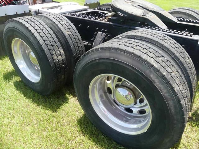 Image of Peterbilt 388 equipment image 4