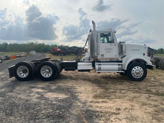 Image of Western Star 4900 SF equipment image 2