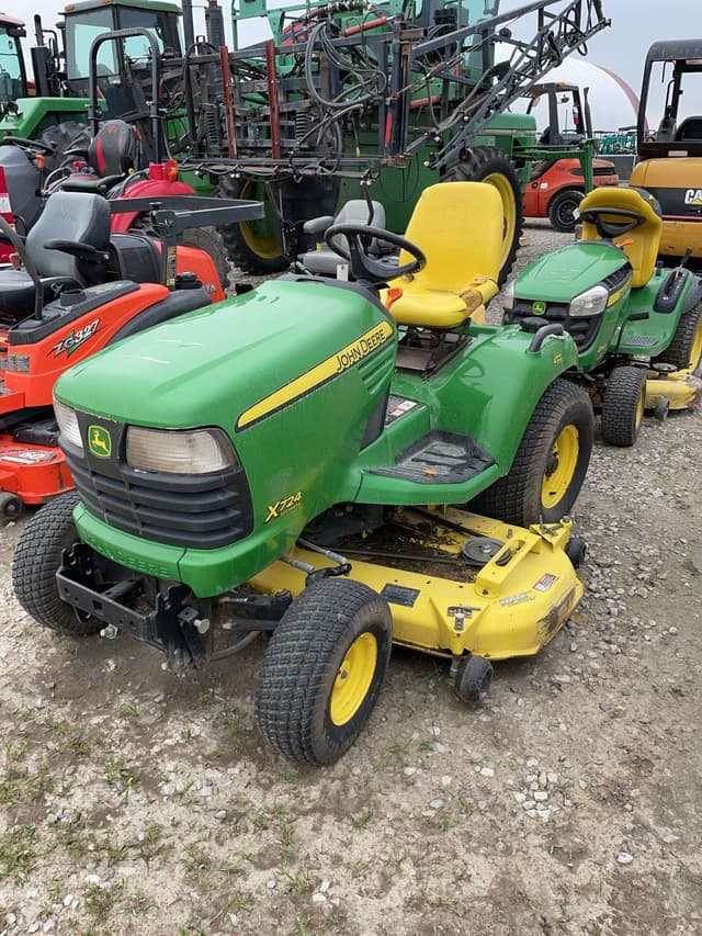 Image of John Deere X724 equipment image 1