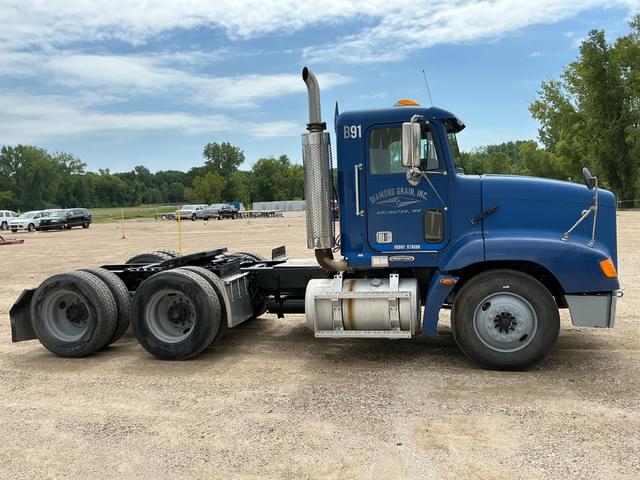 Image of Freightliner FLD112 equipment image 3