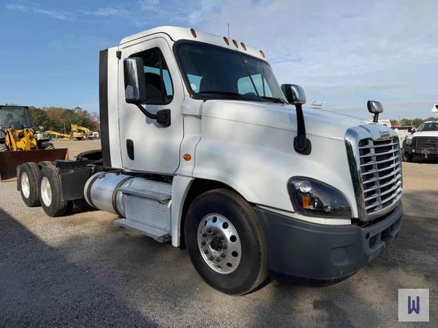 Image of Freightliner Cascadia 125 equipment image 3