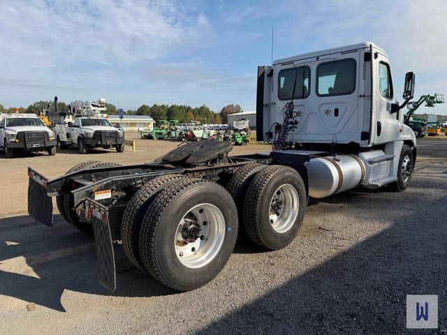 Image of Freightliner Cascadia 125 equipment image 4