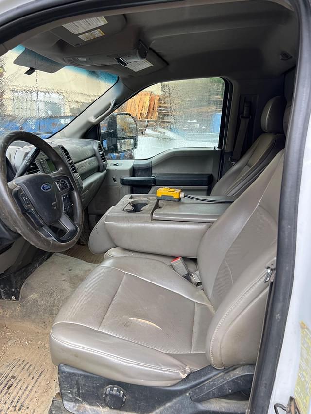 Image of Ford F-350 equipment image 4