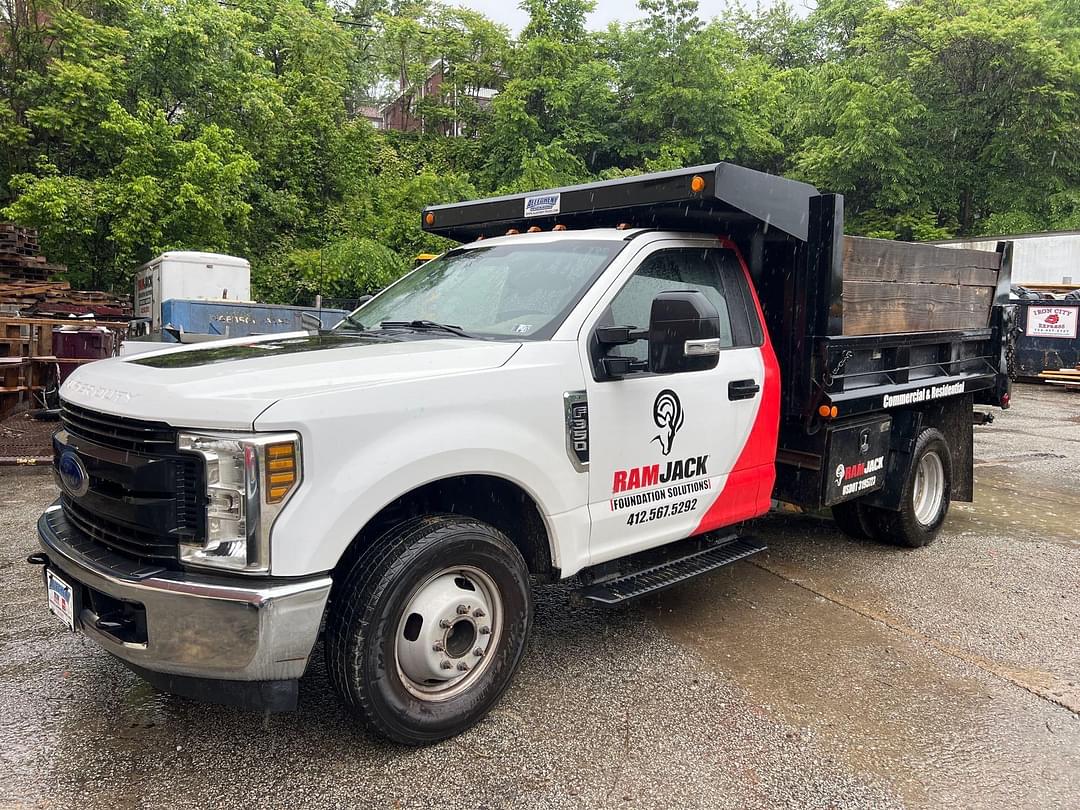 Image of Ford F-350 Primary image