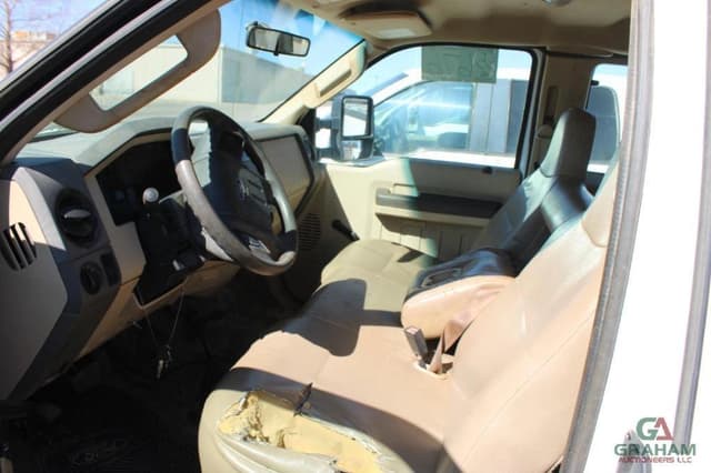 Image of Ford F-350 equipment image 4