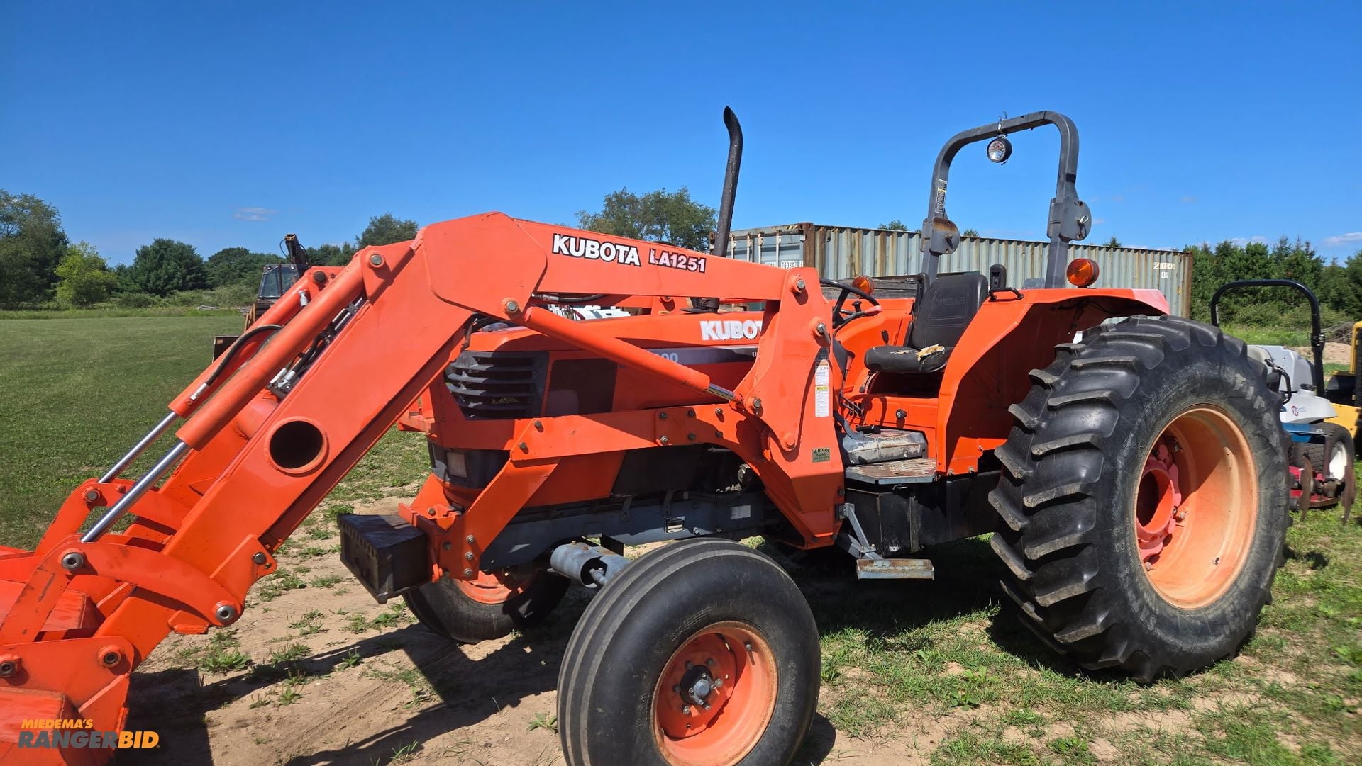 2001 Kubota M9000 Equipment Image0