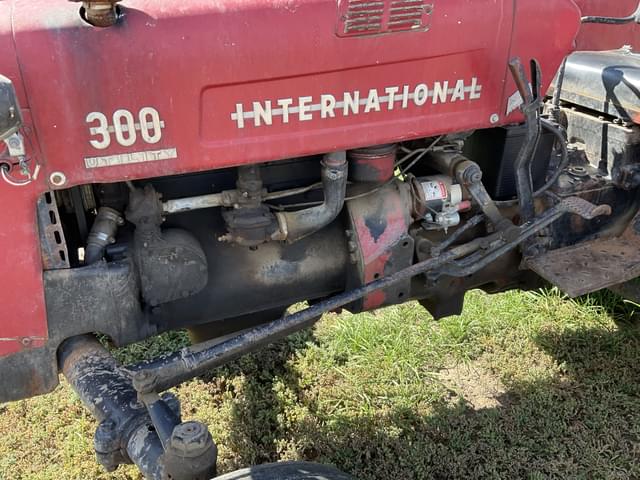 Image of International Harvester 300 equipment image 4