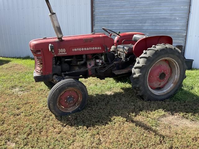 Image of International Harvester 300 equipment image 2