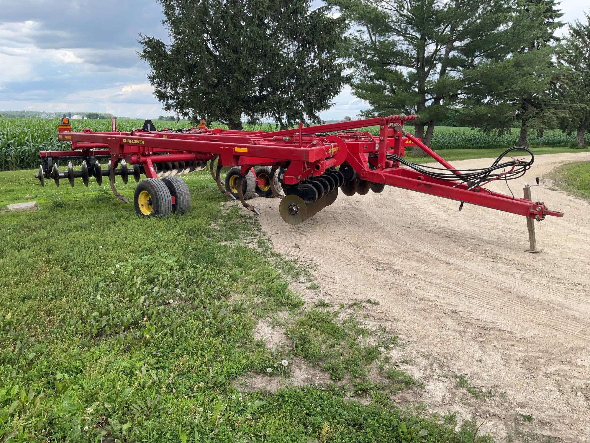 Sunflower 4412 Equipment Image0