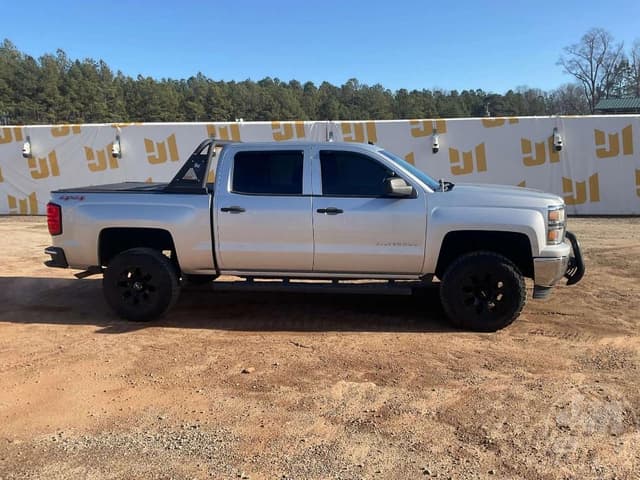 Image of Chevrolet Silverado equipment image 3