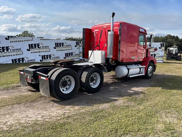 Image of Freightliner Columbia equipment image 4