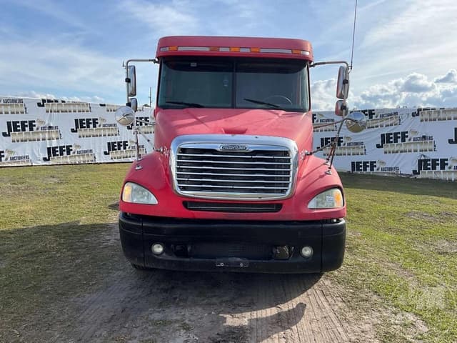 Image of Freightliner Columbia equipment image 1