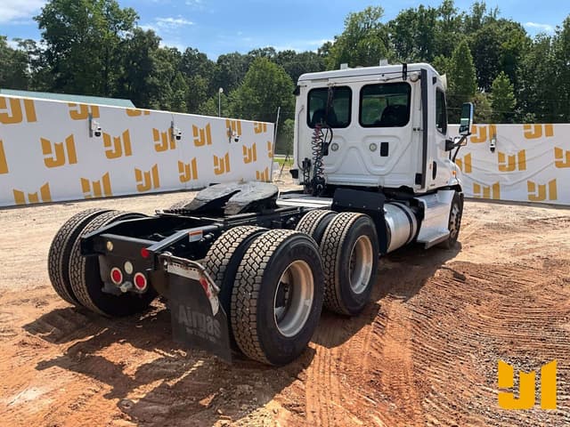 Image of Freightliner Cascadia equipment image 4