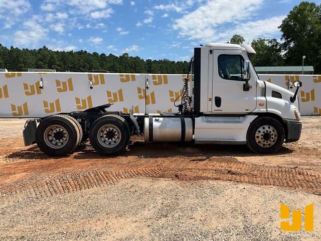Image of Freightliner Cascadia equipment image 3