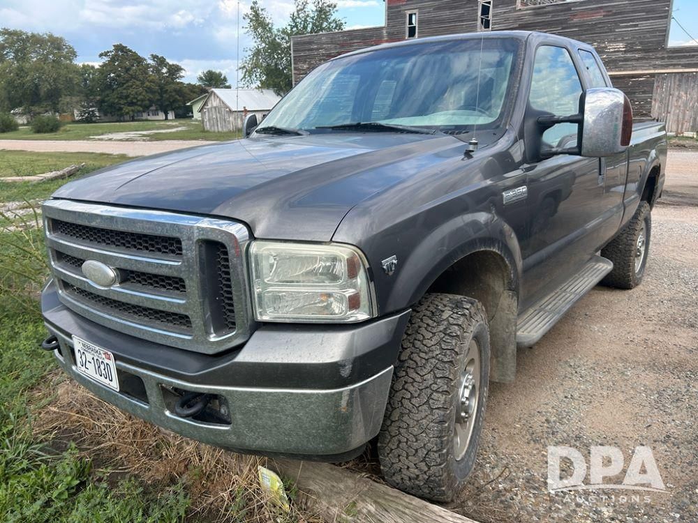 2005 Ford F-350 Equipment Image0