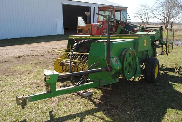 Image of John Deere 336 equipment image 2