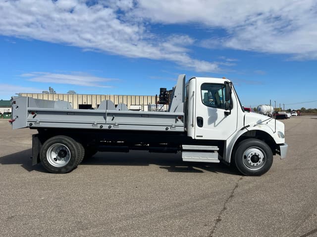 Image of Freightliner M2106 equipment image 4