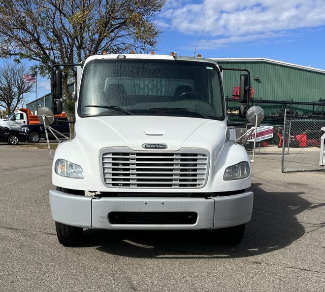 Image of Freightliner M2106 equipment image 2