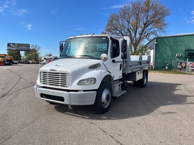 Image of Freightliner M2106 equipment image 1
