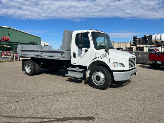 Image of Freightliner M2106 equipment image 3