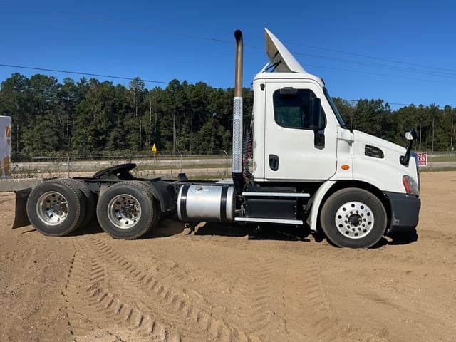 Image of Freightliner Cascadia equipment image 3
