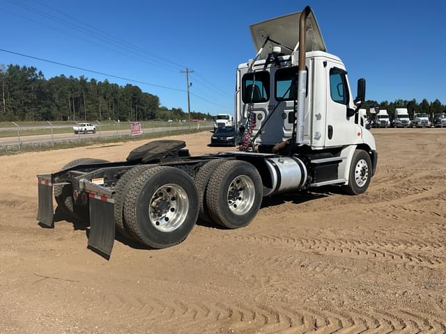 Image of Freightliner Cascadia equipment image 4