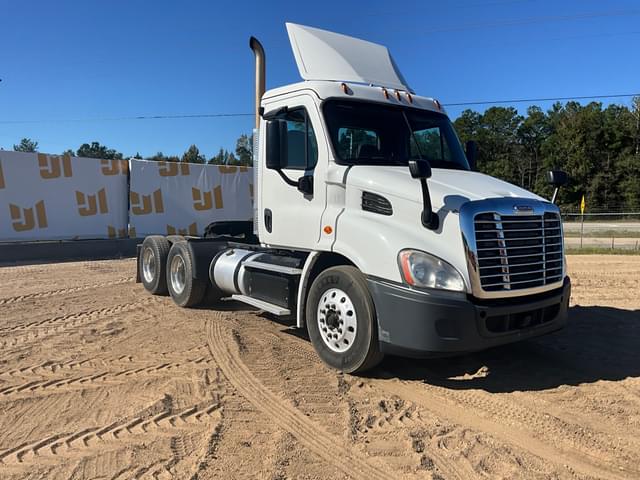 Image of Freightliner Cascadia equipment image 2
