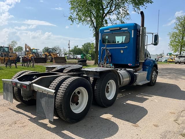 Image of Peterbilt 384 equipment image 4