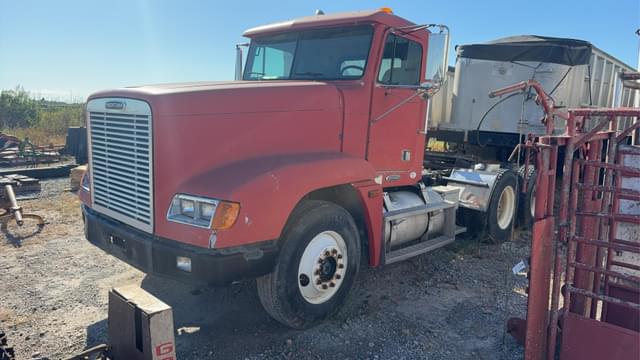 Image of Freightliner FLD120 equipment image 4