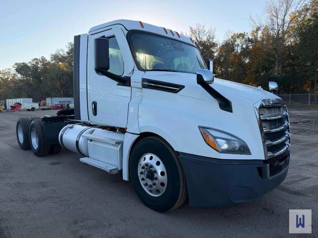 Image of Freightliner Cascadia 126 equipment image 2