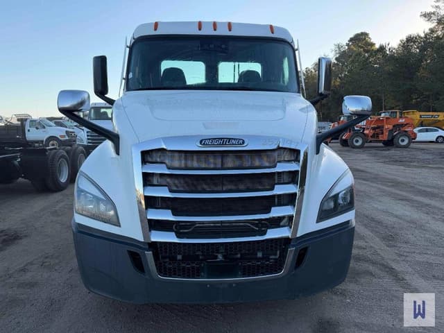 Image of Freightliner Cascadia 126 equipment image 1