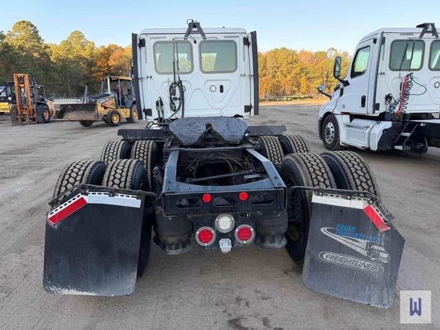 Image of Freightliner Cascadia 126 equipment image 4