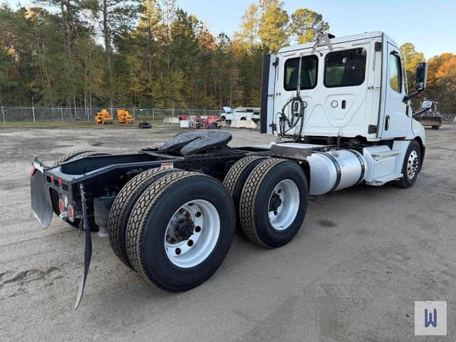 Image of Freightliner Cascadia 126 equipment image 3