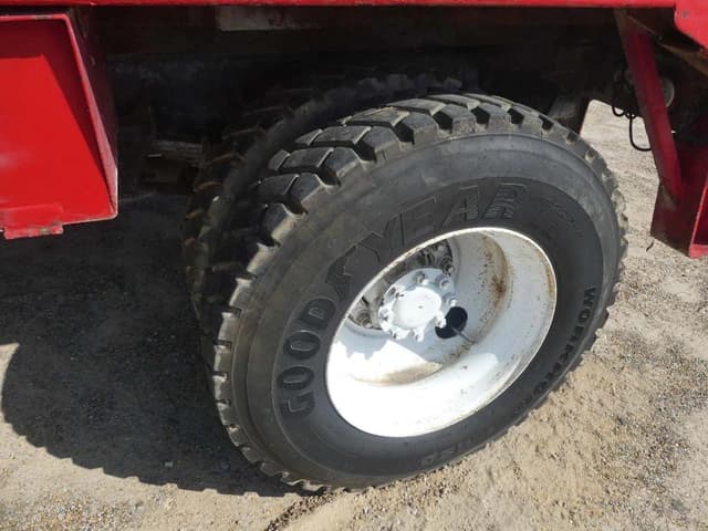 Image of International 7400 equipment image 4