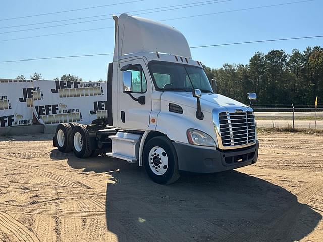 Image of Freightliner Cascadia equipment image 2