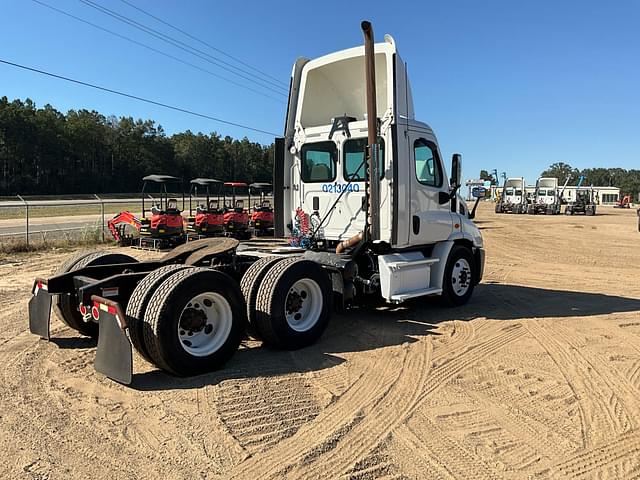 Image of Freightliner Cascadia equipment image 4