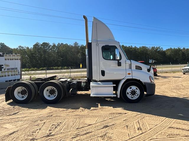 Image of Freightliner Cascadia equipment image 3