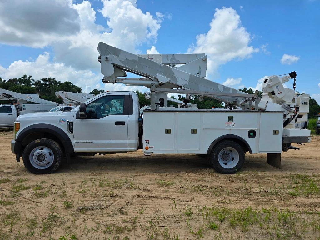 Image of Ford F-550 Primary image