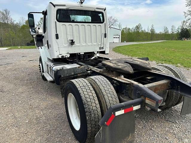 Image of Freightliner M2 equipment image 3