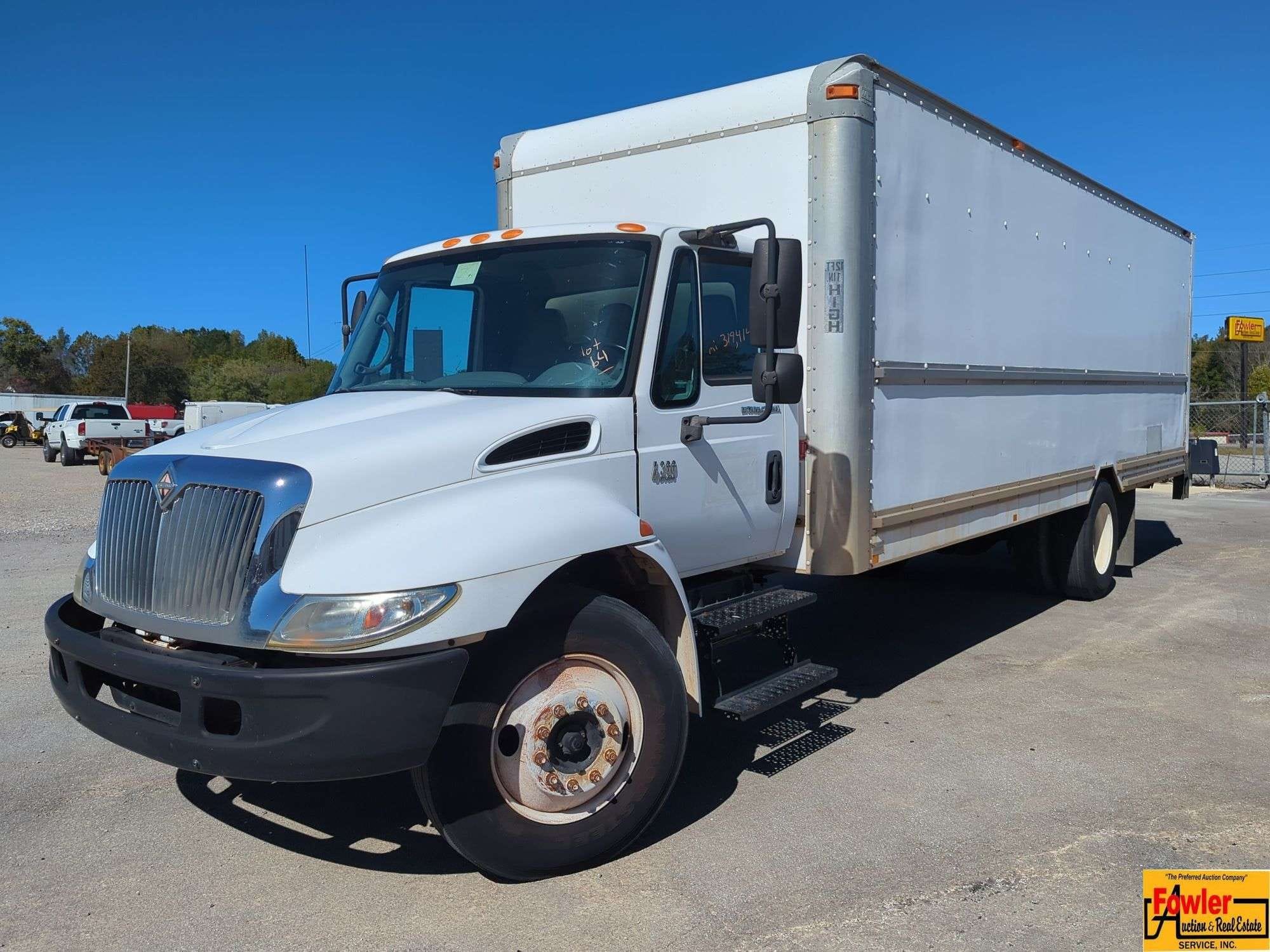 2004 International 4300 Equipment Image0